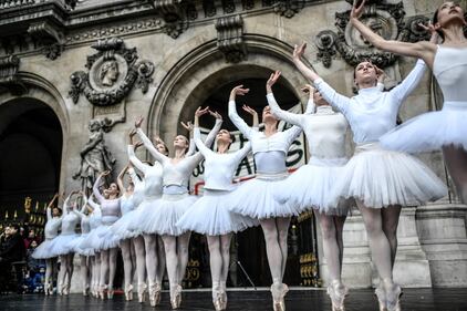 Le ballerine dell'Opera di Parigi protestano contro Macron 6