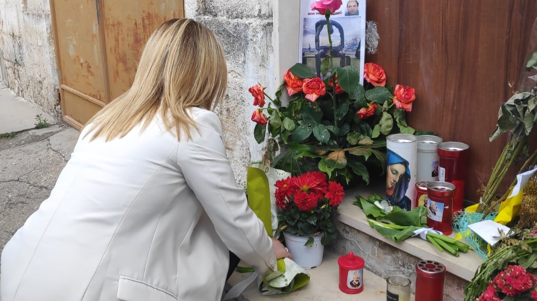 Manduria, Giorgia Meloni depone fiori davanti alla casa di Stano