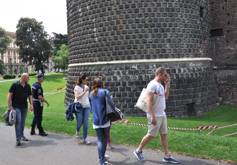 Crollano frammenti della torre: paura al Castello Sforzesco 17
