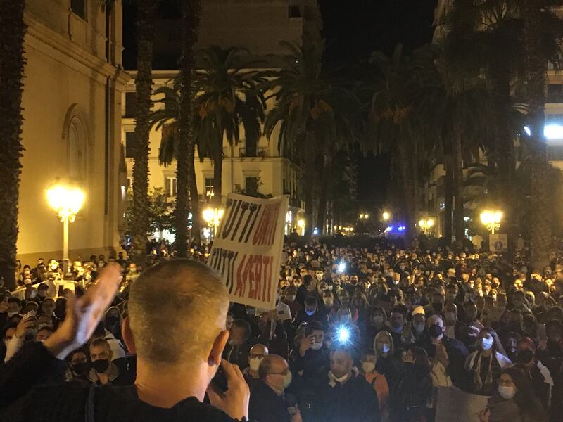 Taranto, la manifestazione anti-lockdown 4