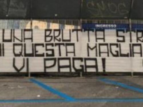 Napoli, i tifosi attaccano i calciatori: "Avete scelto la strada sbagliata"