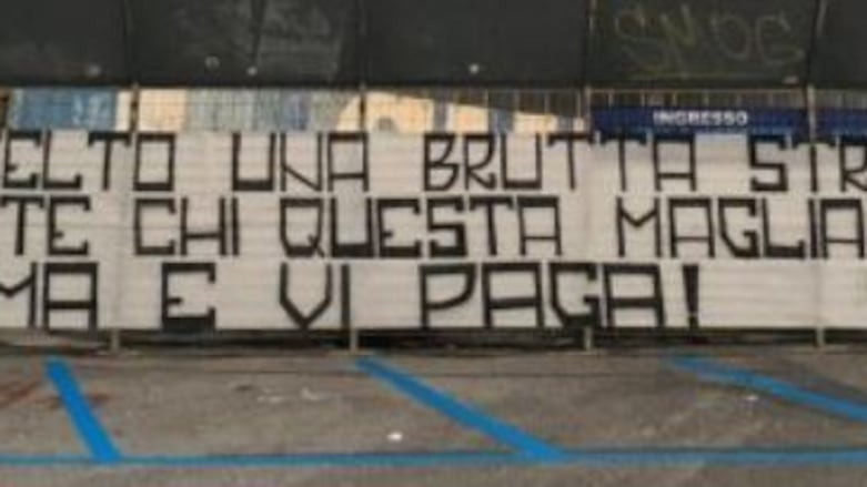 Napoli, i tifosi attaccano i calciatori: "Avete scelto la strada sbagliata"