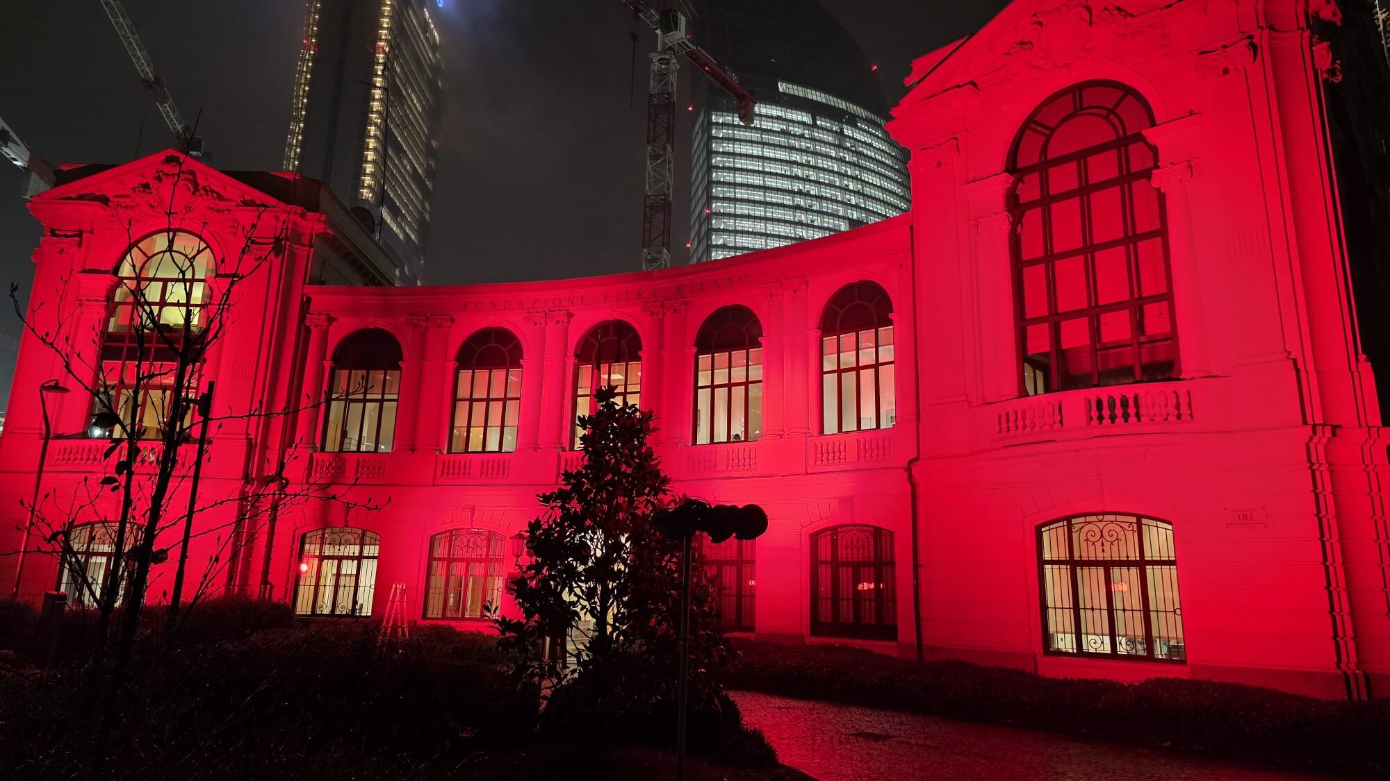Fondazione Fiera s'illumina di rosso: no alla violenza contro le donne