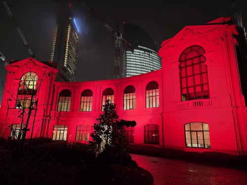 Fondazione Fiera s'illumina di rosso: no alla violenza contro le donne