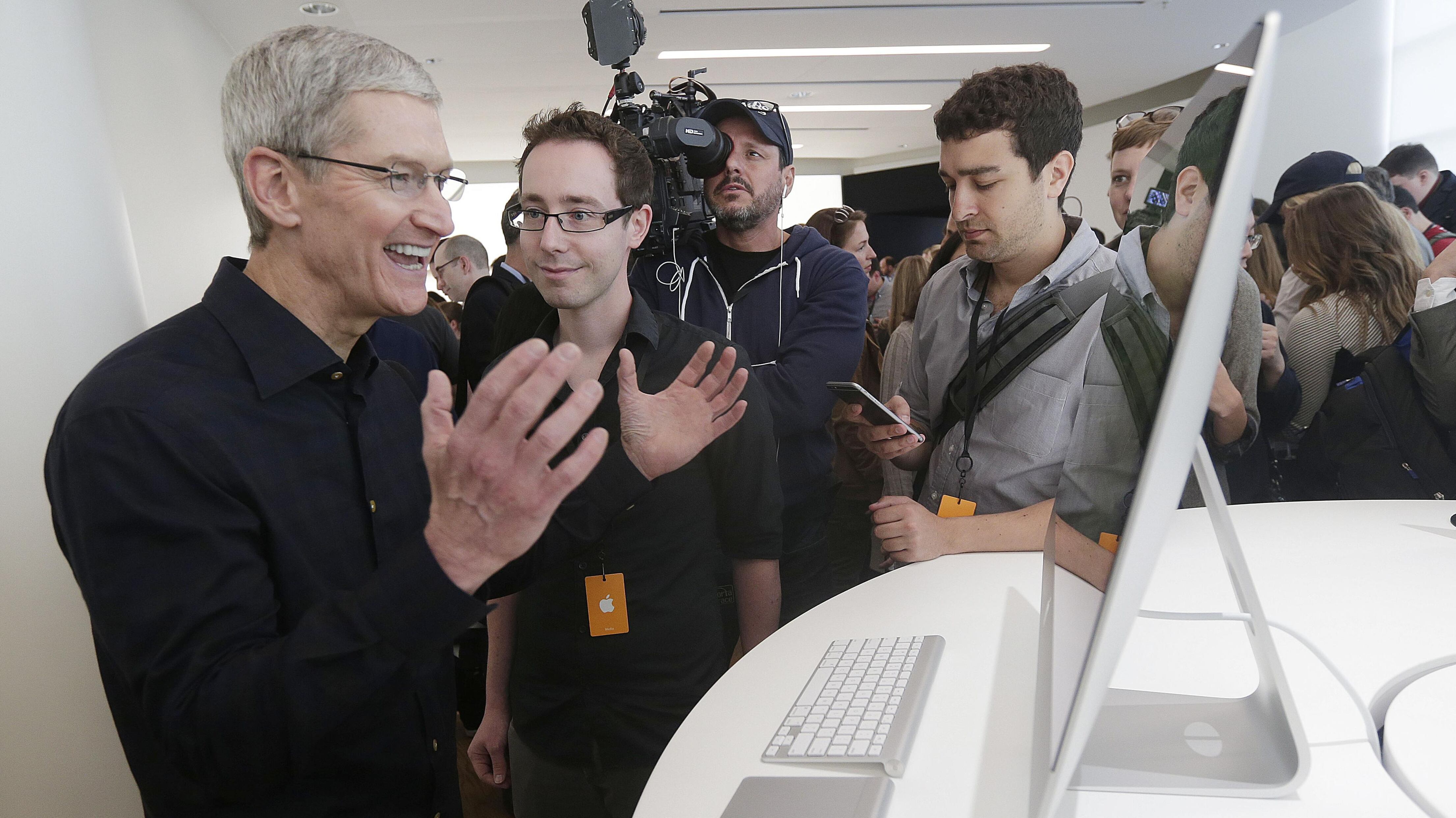 Il coming out di Tim Cook: "Sono fiero di essere gay"