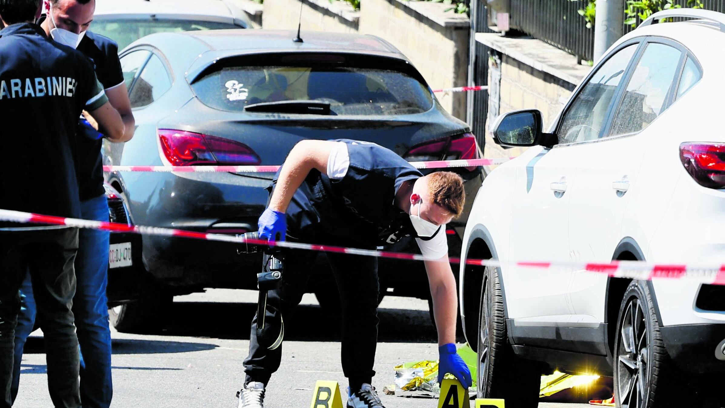 Fucilata alla ex in strada. Poi va a costituirsi in caserma