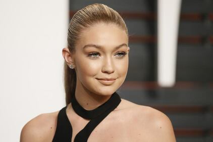 Gigi Hadid, la sexy modella sfreccia con Lewis Hamilton 7