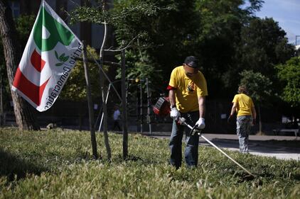Rifiuti, i militanti dem puliscono le strade di Roma 18