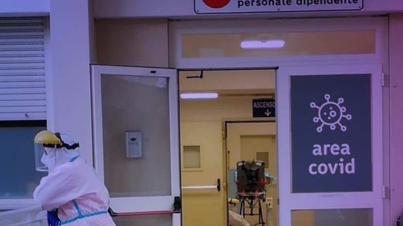 "Mancano barelle e ossigeno". E l'ospedale-Covid chiude per 48 ore