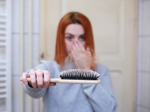 Effetto Covid sui capelli: come la pandemia li ha presi di mira