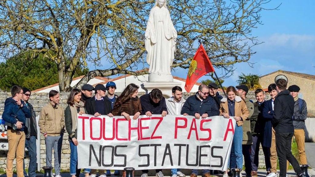 "Via la statua della Madonna": guerra ai simboli religiosi in Francia
