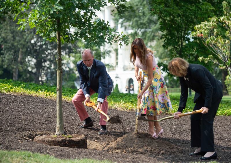 Melania Trump nell'orto con i tacchi: foto 1