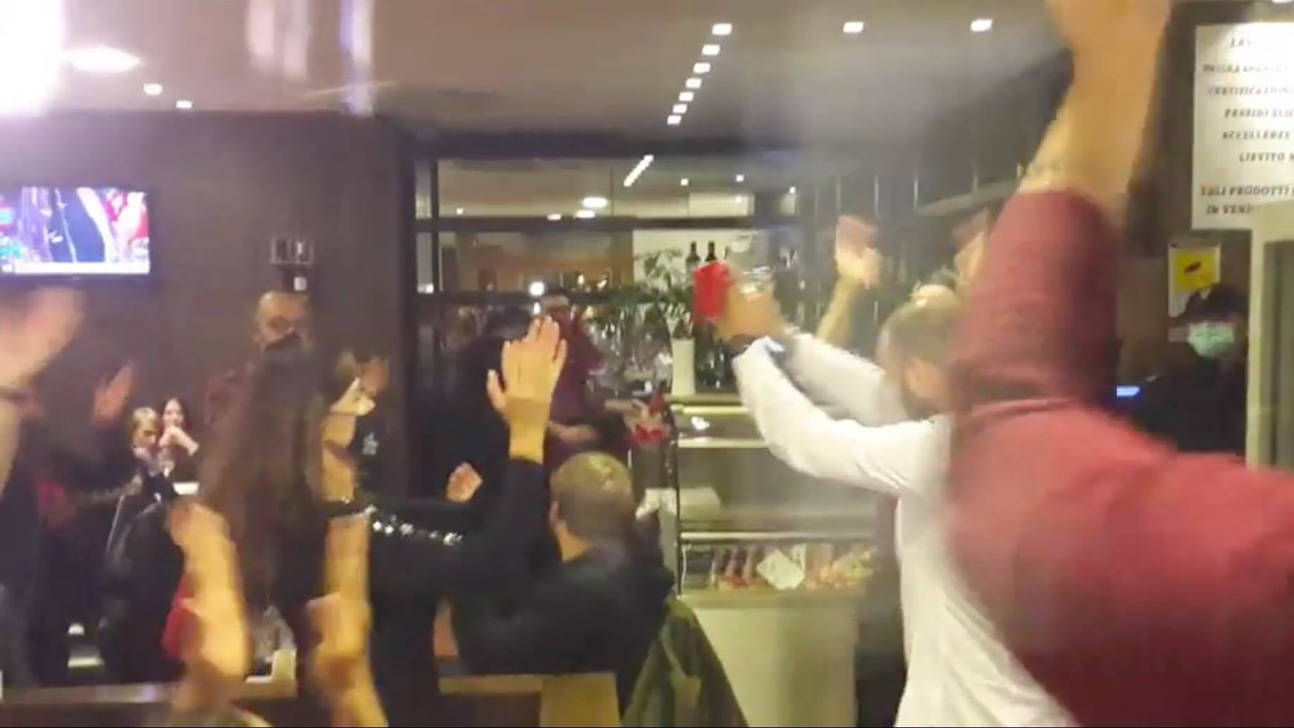 "Qui siamo in 90 al ristorante". Arriva la polizia: finisce male