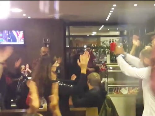 "Qui siamo in 90 al ristorante". Arriva la polizia: finisce male