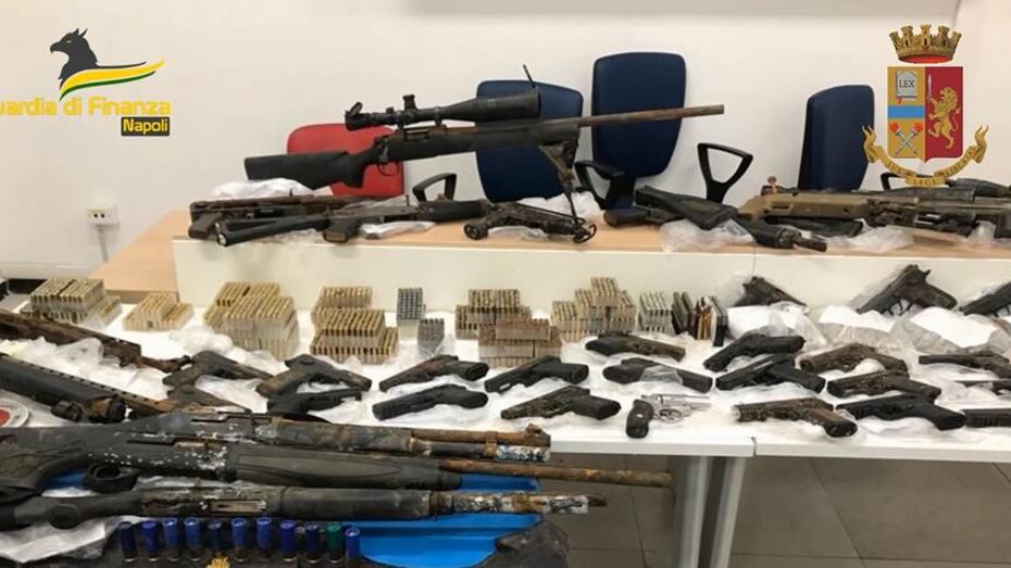 Scoperto arsenale del boss Imperiale: sequestrate armi e divise delle forze dell’ordine
