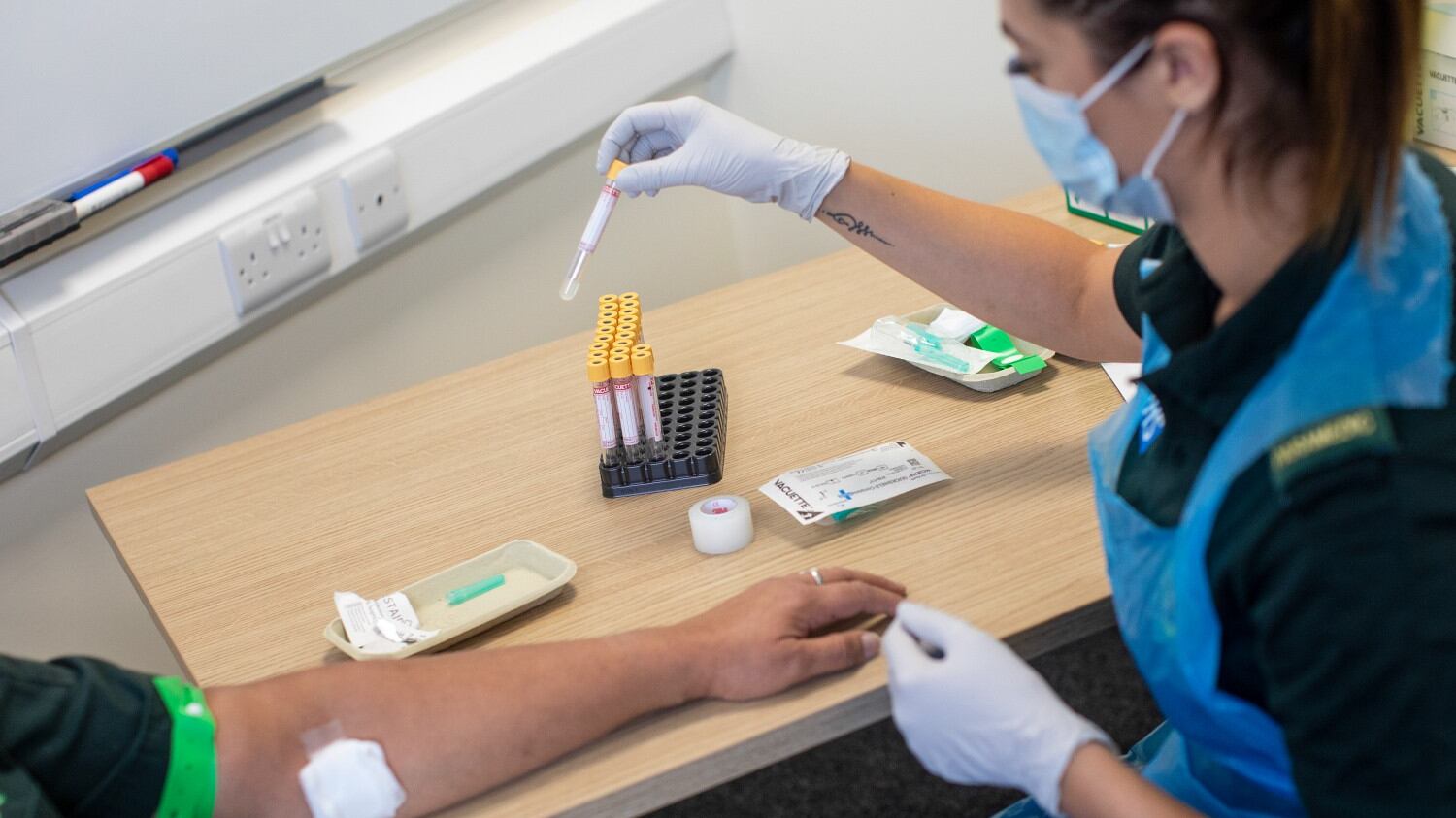 Coronavirus, chi sono i nuovi contagiati: “Più giovani e meno gravi”