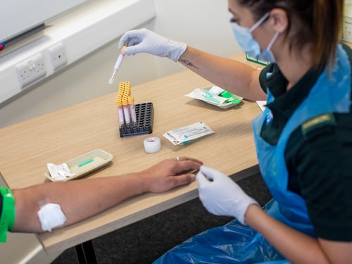 Coronavirus, chi sono i nuovi contagiati: “Più giovani e meno gravi”