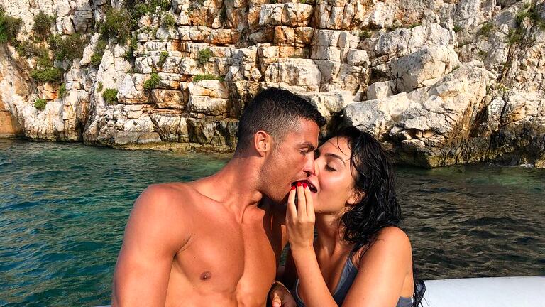 Cristiano Ronaldo, vacanze rilassanti con la sua Georgina. La Juve può attendere