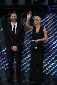 Sanremo 2017, gli outfit sexy della prima serata 24