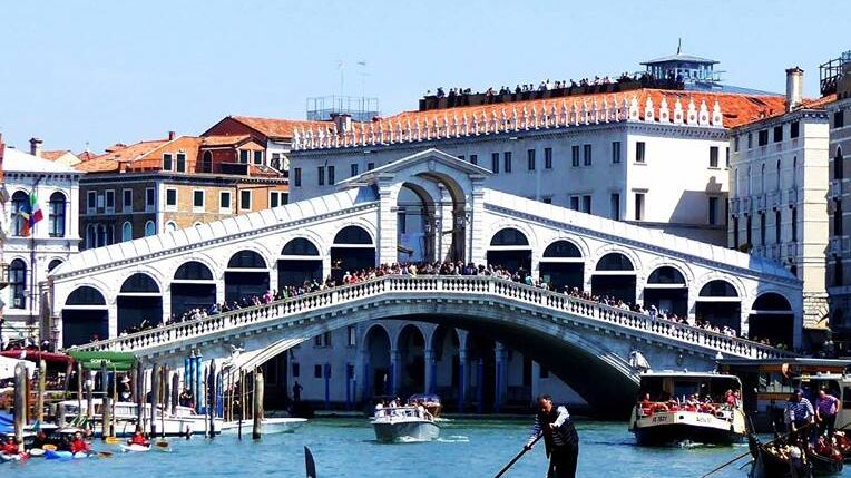 Troppi incidenti nella laguna di Venezia: test anti droga e alcol per tutti i gondolieri
