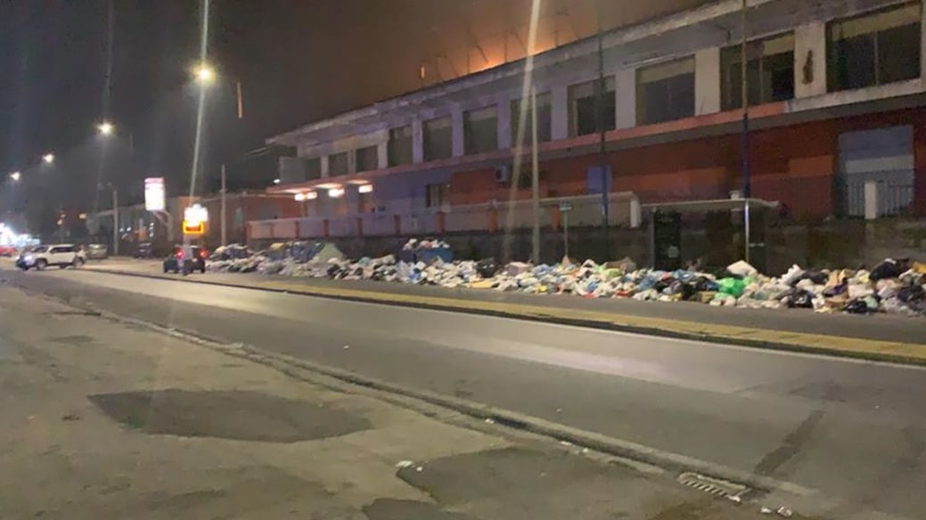 Emergenza rifiuti a Napoli Nord: ritardi nella raccolta e discariche abusive in strada