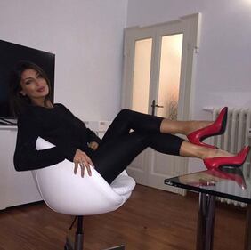 Cristina Buccino in microbikini pubblicizza il suo sito 17