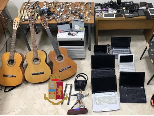 Scoperto a vendere cellulare rubato, in casa gli trovano un "bazar"