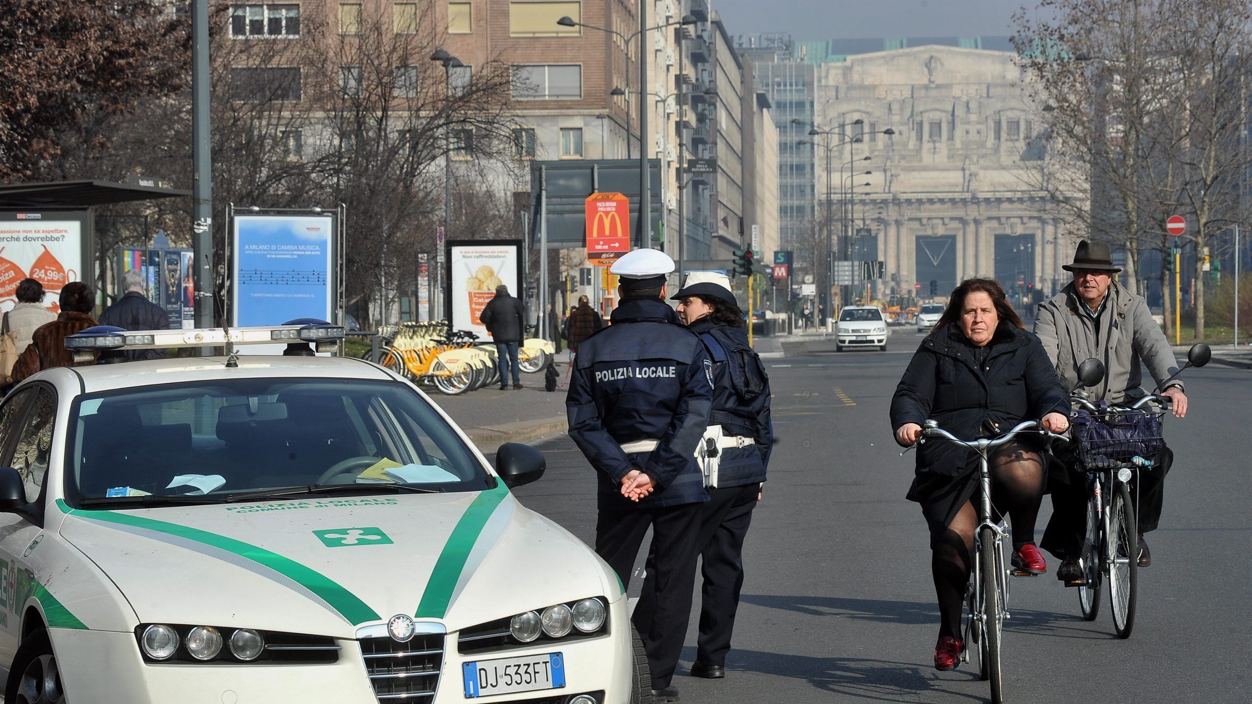 Urta un mendicante: avvocato rincorso e aggredito in strada