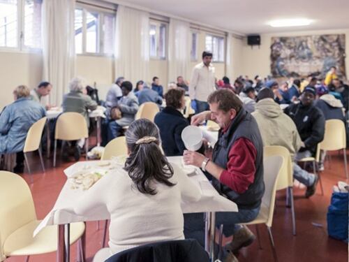 Cena vegana per i senzatetto. Ma loro protestano: 'La Carne?'