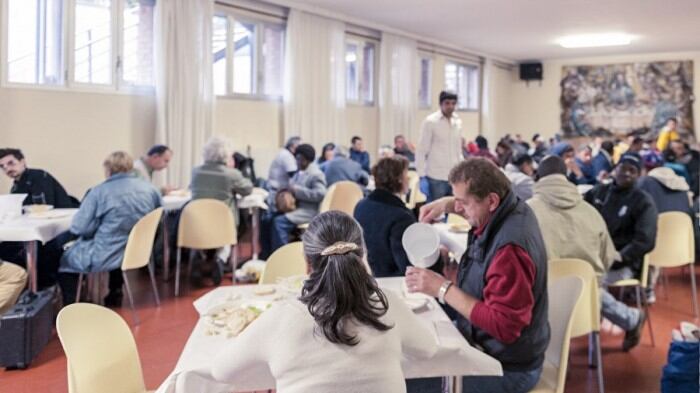 Cena vegana per i senzatetto. Ma loro protestano: 'La Carne?'