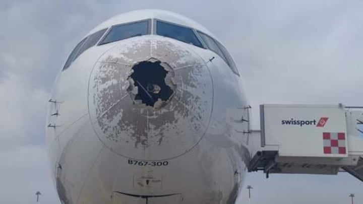 Aereo danneggiato dalla grandine, i piloti: "Non doveva decollare"