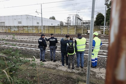 Bologna, operaio investito sui binari: il sopralluogo della polizia dopo la tragedia 8
