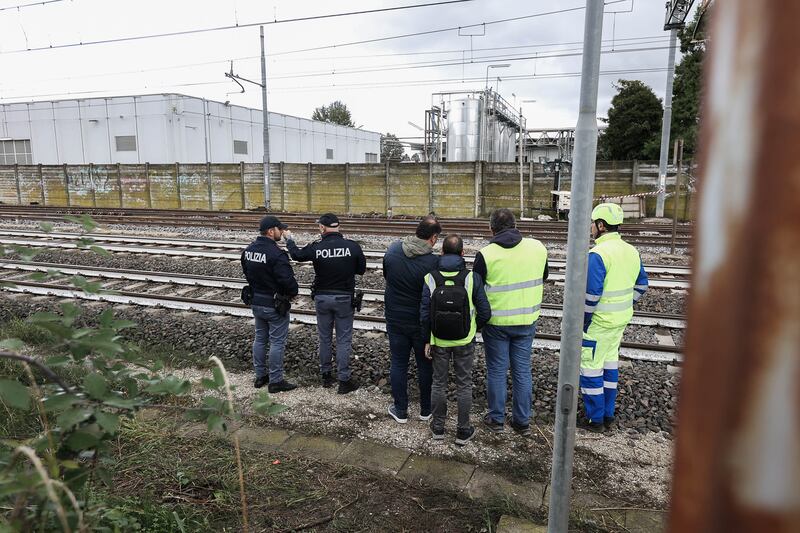 Bologna, operaio investito sui binari: il sopralluogo della polizia dopo la tragedia 8