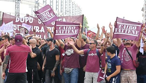 "Cairo vattene", la protesta dei tifosi del Torino: le immagini 5