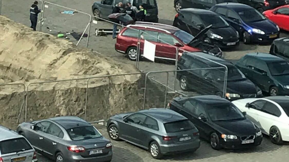 Scatta l'effetto emulazione: auto sulla folla ad Anversa