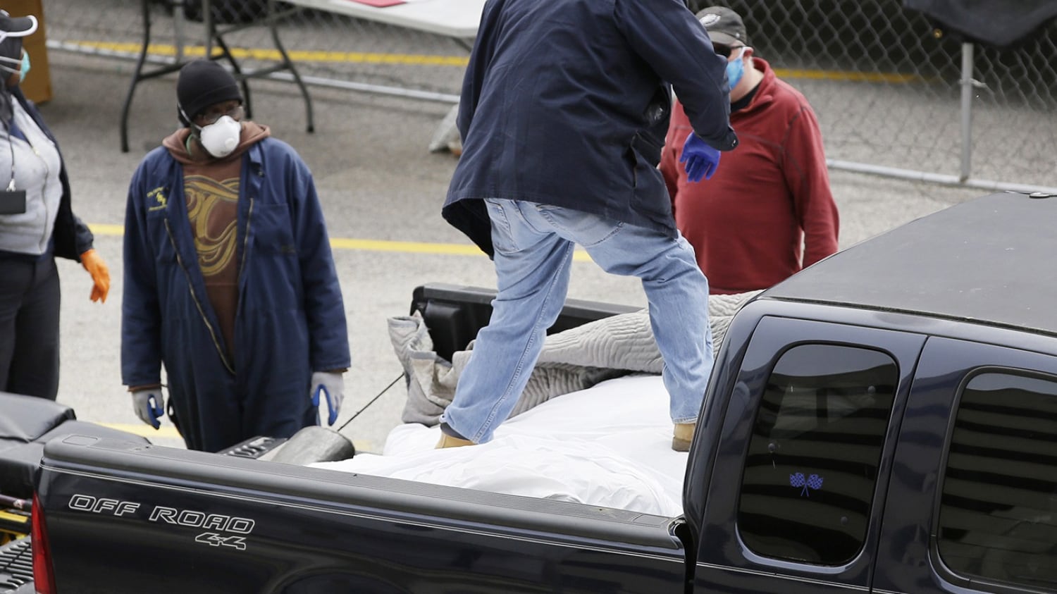 Usa, corpi di morti trasportati sul retro aperto di un pick up