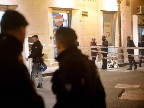 Napoli, rapina finisce nel sangue: gioielliere ammazza il bandito