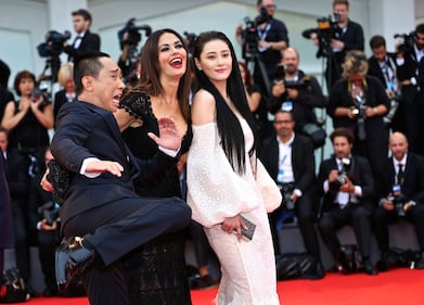 Venezia 72, Maria Grazia Cucinotta meravigliosa sul red carpet 12