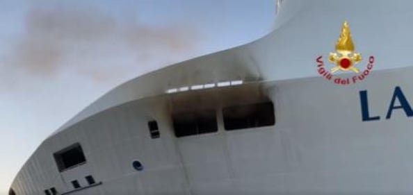 Incendio sul traghetto: fiamme non ancora domate 3