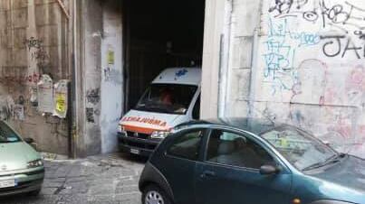 Napoli, soccorritore della croce rossa preso a schiaffi davanti all'ospedale Pellegrini