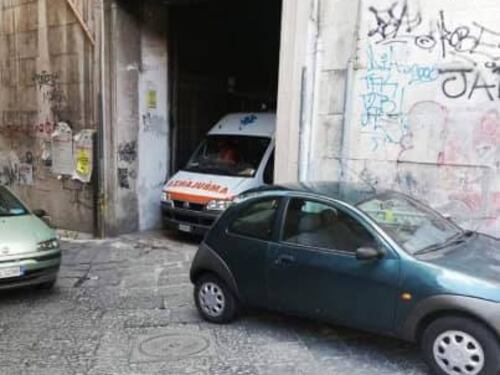 Napoli, soccorritore della croce rossa preso a schiaffi davanti all'ospedale Pellegrini