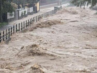 Il maltempo flagella la Liguria: strade allagate e fiumi in piena 1