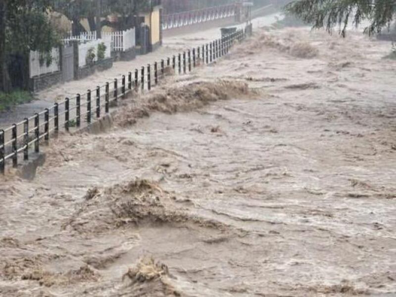 Il maltempo flagella la Liguria: strade allagate e fiumi in piena 1