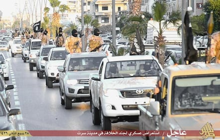 L'Isis sfila a Sirte: ecco la parata in pieno giorno 7