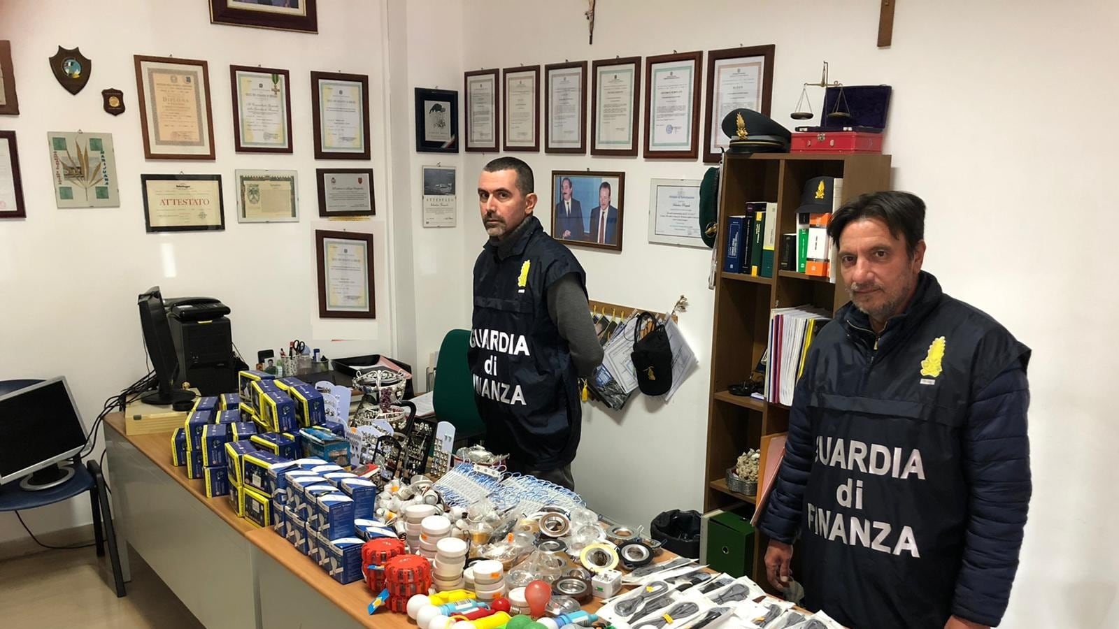 Operazione delle fiamme gialle contro i prodotti cinesi: "Non sono sicuri"