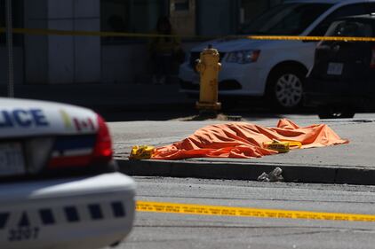 Canada, furgone su pedoni a Toronto 10