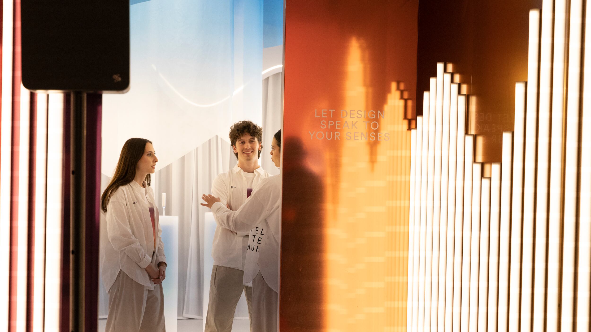 Ploom presenta "Feel the Aura" alla Milano Design Week 2026: un viaggio sensoriale dove il design incontra i sensi