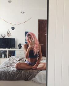 Roshelle sexy sulla copertina dell'inedito 16
