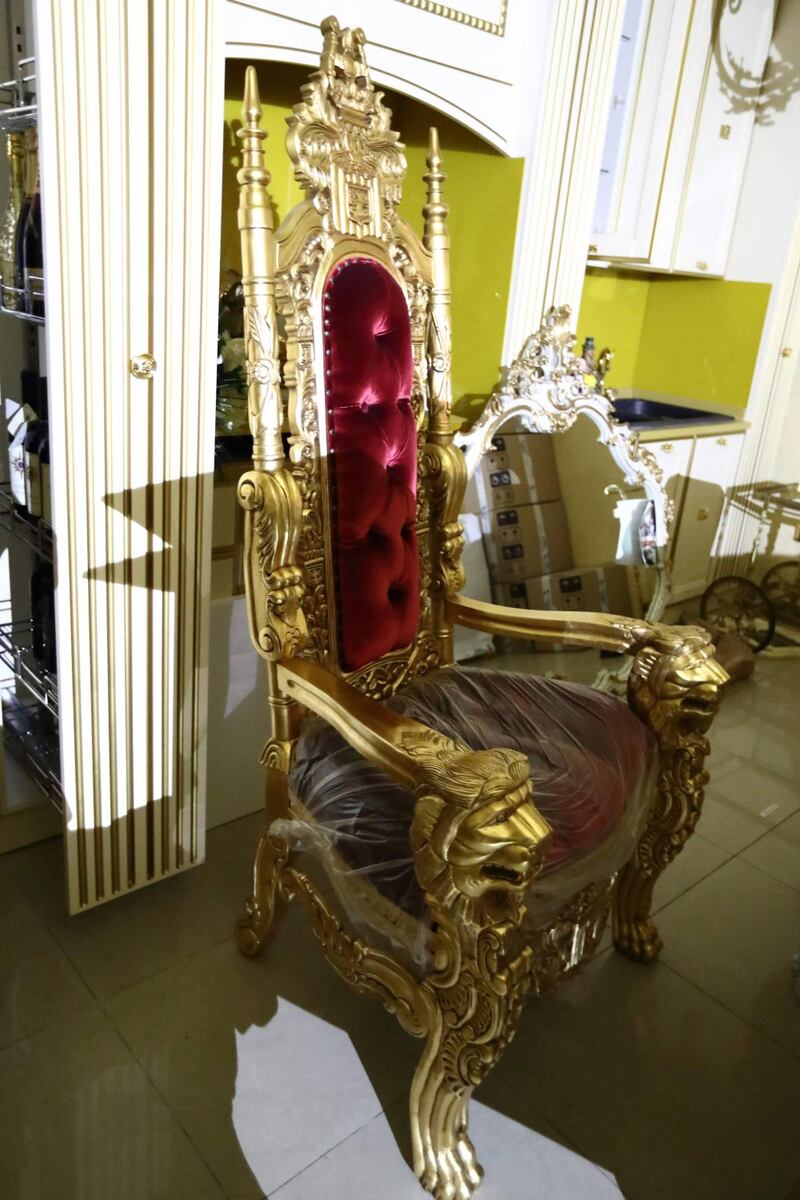 Lo sfarzo kitsch nei villini abusivi dei Casamonica 3