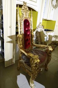 Lo sfarzo kitsch nei villini abusivi dei Casamonica 3